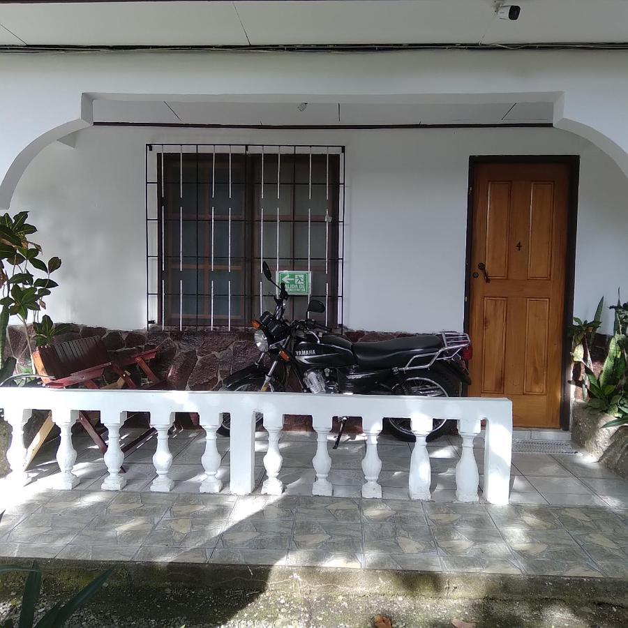 Cabinas Smith Cahuita Εξωτερικό φωτογραφία